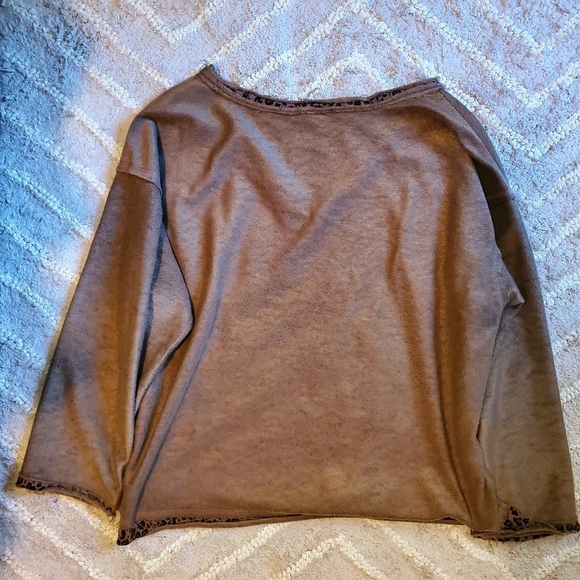 POL Reversable French Terry Leopard V Neck Top - Picture 3 of 5